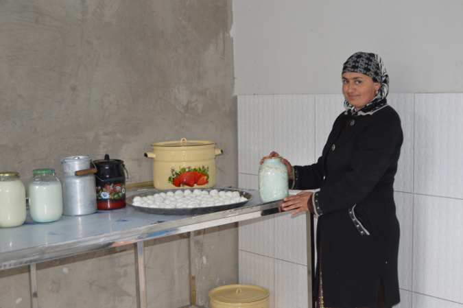 Олуфта Каарбекова на работе на своей молочной ферме. Фото: «ООН-женщины» Таджикистан