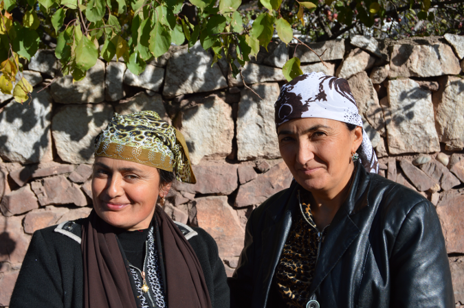 Олуфта Каарбекова со своей наставницей Айсулув Дженалиева. Фото: «ООН-женщины» в Таджикистане