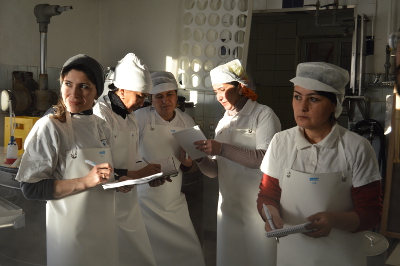 Записываем рецепты твердого сыра. Фото: «ООН-женщины» /Мартина Шлапбах