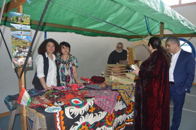 Tajik cheese makers demonstrating national handicrafts at the public event co-organised by the ‘Glarnerland Agrotourism Group’ and UN Women in the mountain village of Schwändi in the District of Glarus. Photo: UN Women/Martina Schlapbach