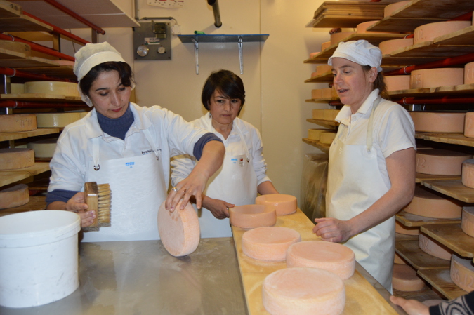 Таджикские специалисты делают твердый швейцарский сыр и полутвердый сорт сыра «Мучли» и творог вместе с Майке Оестрич на сельской молочной ферме в коммуне Прец. Фото: «ООН-женщины»/ Зарина Уракова 