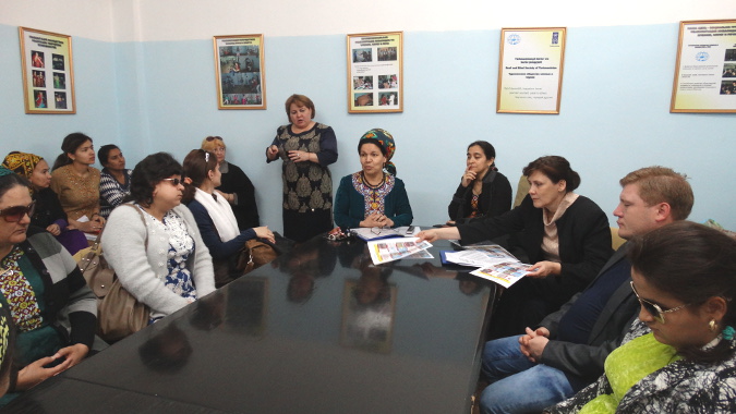 Участники встречи из «Общества слепых и глухих Туркменистана». Фото: «ООН-женщины»