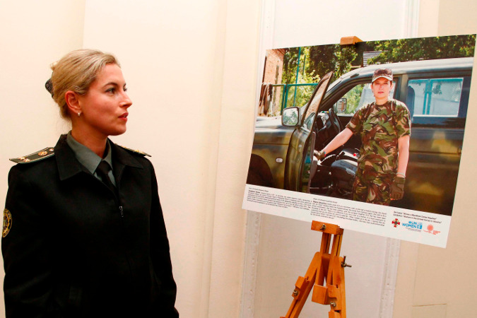 A staff member of the Ministry of Defense at the exhibition. Photo: Ministry of Defense