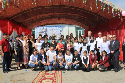 Групповое фото во время посещения площадки реализации проекта «ООН-женщины» в Уч-Коргоне, Баткенской области Кыргызстана. Фото: «ООН-женщины»/Мериза Эмильбекова