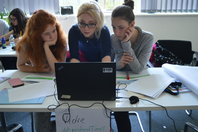 Rialda Spahić, one of the trainers, explains to girls how to use programming languages to create their own websites. Photo: IT Girls