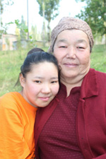 Бабушка и внучка в Кыргызстане вместе участвуют в диалоге между поколениями по проблеме похищения невест. Фото: Терезиа Тилин, управляющий портфелем проектов, Целевой фонд ООН.