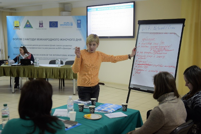 The forum participants elaborate the policy recommendations in small groups, 9 March 2017, Kramatorsk. Photo: Serhiy Zorkiy.
