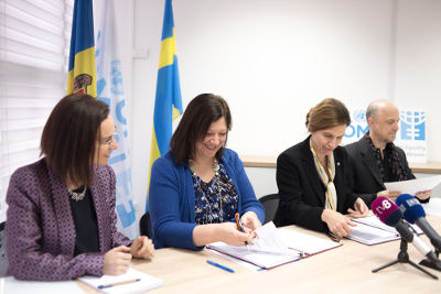 Alia El-Yassir (left), Acting Regional Director, UN Women Europe and Central Asia and H.E. Signe Burgstaller, Ambassador of Sweden in the Republic of Moldova at the agreement signing ceremony. Photo: UN Women/Ramin Mazur