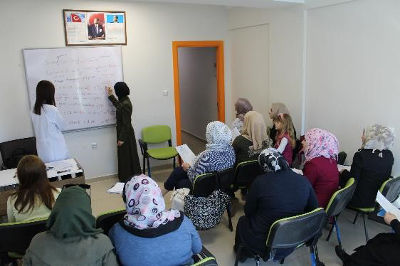 Turkish language course for refugee women in SADA Women-only Center in Gaziantep, Turkey. Photo: UN Women