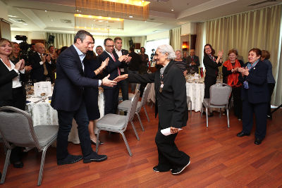 Ali Koç, President of Fenerbahçe Sports Club congrats Ayten Salih who pioneered the establishment of Fenerbahçe’s women’s volleyball and basketball teams in 1954 for her for paving the way for women and girls in sports. Photo: Fenerbahçe Sports Club