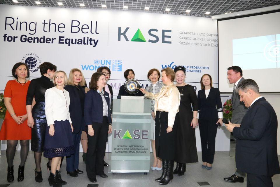 Yelena Bakhmutova, Chair of the Association of Financiers of Kazakhstan opens the trading at Kazakhstan Stock Exchange. Photo: KASE (Kazakhstan Stock exchange) press service. 