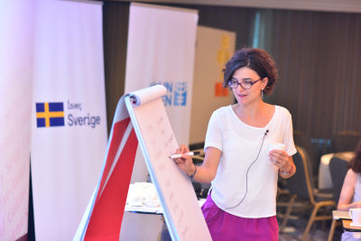 The trainer is explaining conflict resolution techniques. Photo: UN Women / Ender Baykuş