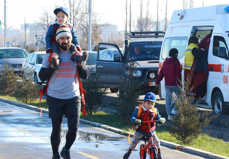 “Daddy against patriarchy”, participant runs with his two sons. Photo: OSCE Programme office in Bishkek 