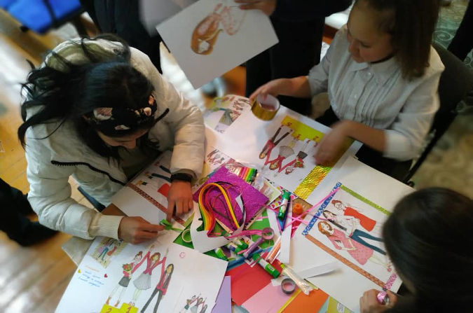 Children working on the alternative story of the comic book. Photo: UN Women in Kyrgyzstan 