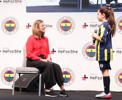 Student from Fenerbahçe Sports Club is asking her questions to Janine Shepherd. Photo: Fenerbahçe Sports Club.