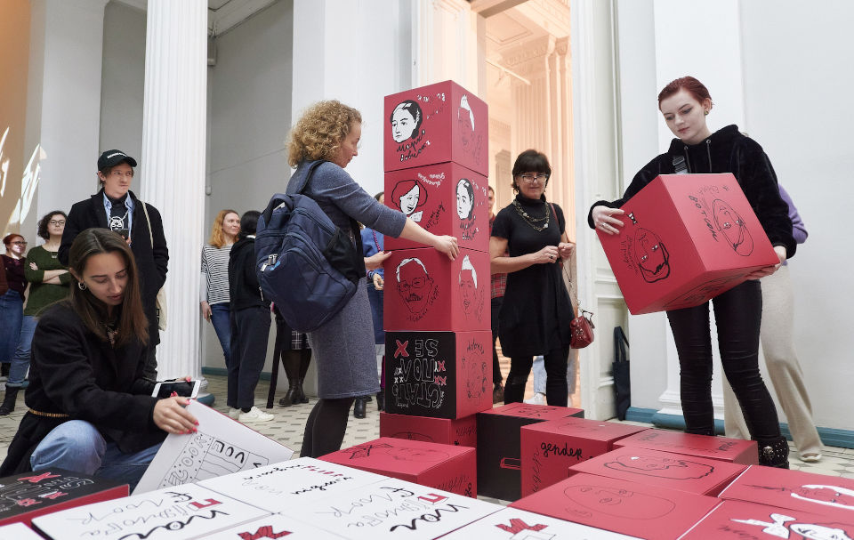 Guests interact with the art installation by building sculptures, putting together hidden phrases about equality, finding images of people from different genders. Photo: UN Women / Andriy Maxymov