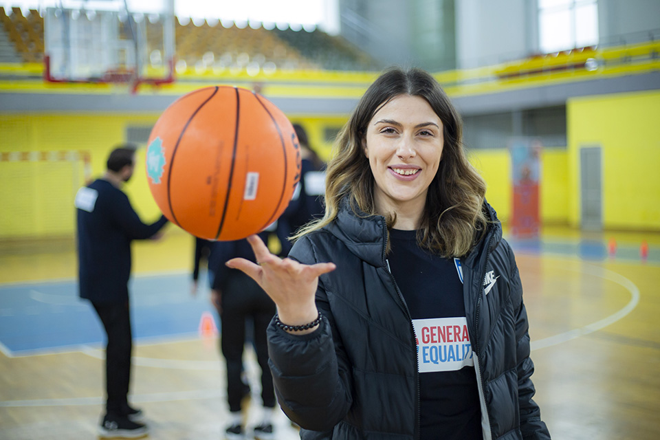 “Her World, Her Rules- Empowering Girls in Sports” gathered girls in Gjakova to play basketball, but also talk about the importance of empowering women and girls play sports.