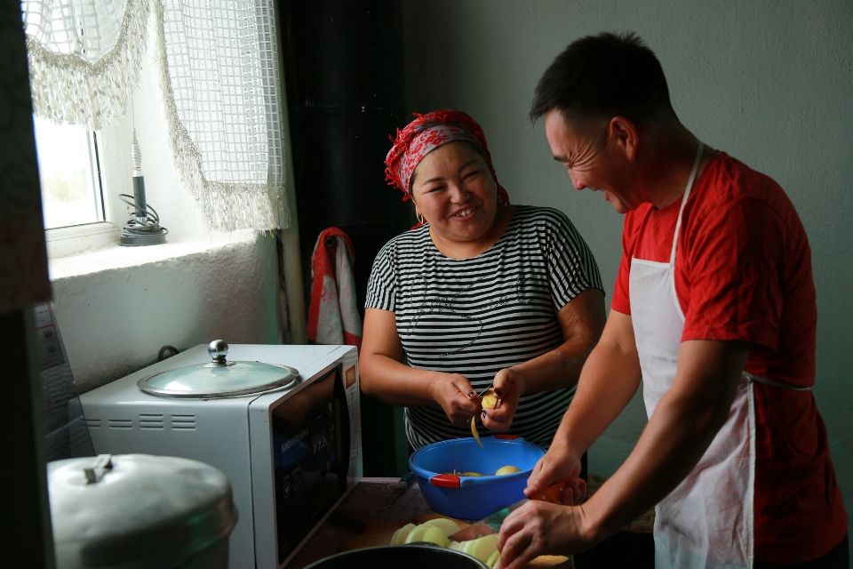 Maksat Kurmanaliev and Eliza Koilubaeva are doing the household chores together. Photo: UN Women Kyrgyzstan/Chingiz Namazaliev