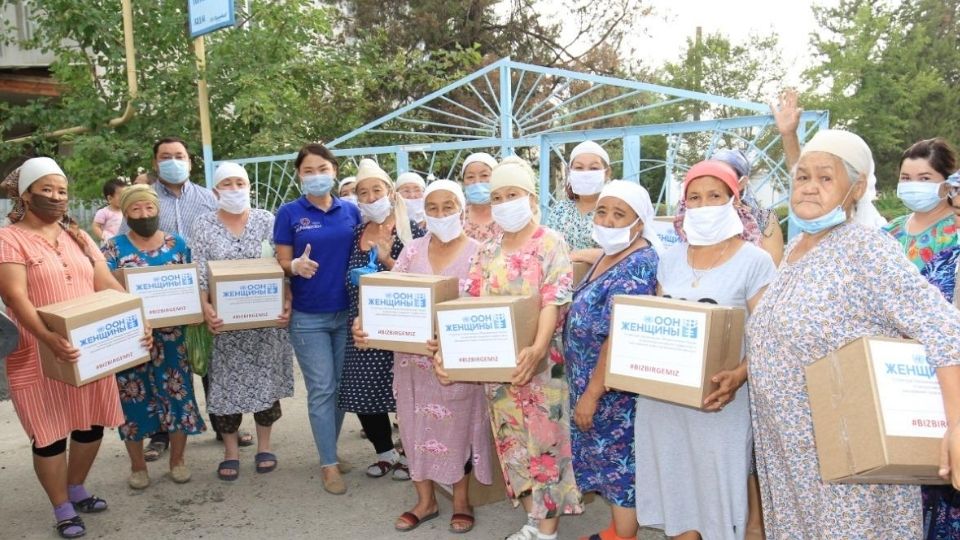 UN Women in Kazakhstan organized the delivery of 1,500 kits of essential items in the form of hygiene kits, masks, gloves and disinfectants to women and girls affected by the flood in Maktaaral district of Turkestan region. Photo courtesy of the Chamber of Entrepreneurs of the Maktaaral district