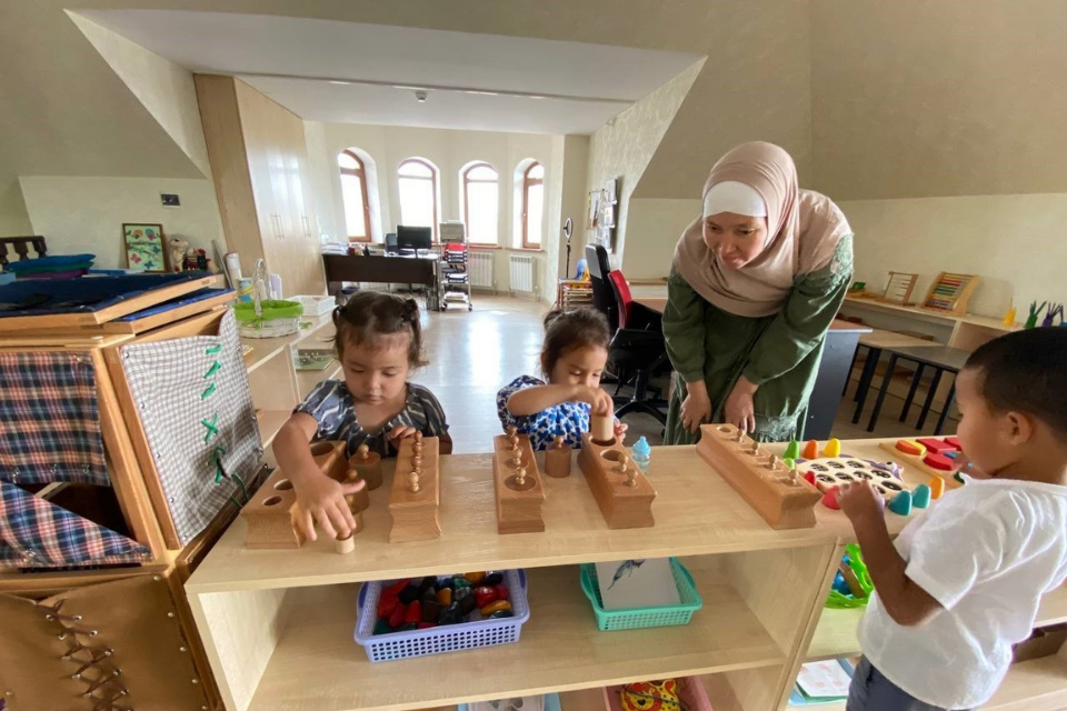 Photos of Zhansaya Omirzakova, a specialist from the Nurly village of the Enbekshikazsky district of the Almaty with her kindergarten students. Photo: Personal archive 