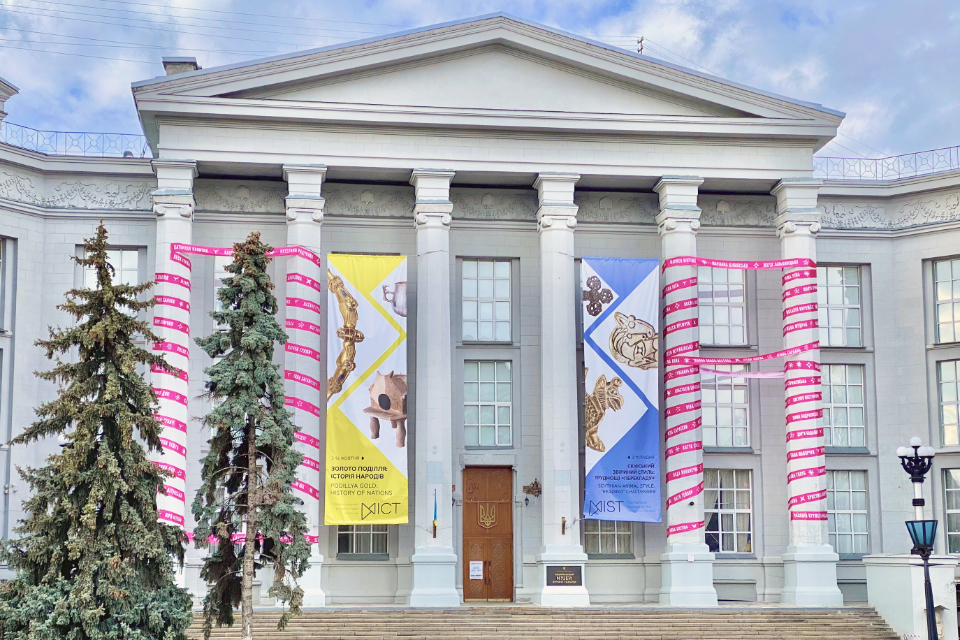 A giant magenta ribbon with 150 names of prominent Ukrainian female artists – from the past to the present – was installed on the columns of the National Museum of the History of Ukraine in Kyiv. Photo: UN Women Ukraine