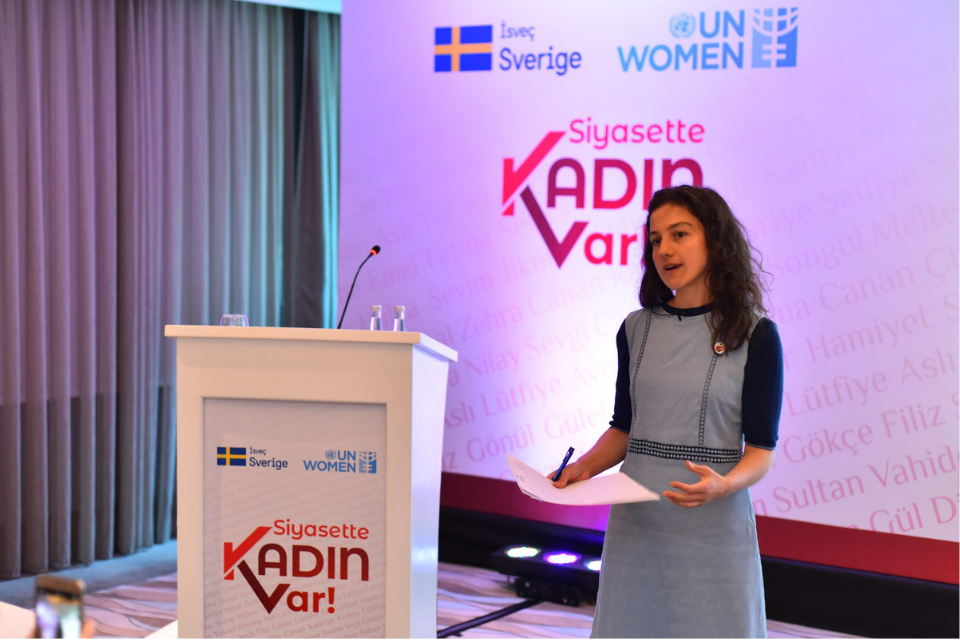 Aslısu Şahin, trainer of the workshops, is talking about transformative leadership. Photo: Ender Baykuş / UN Women 