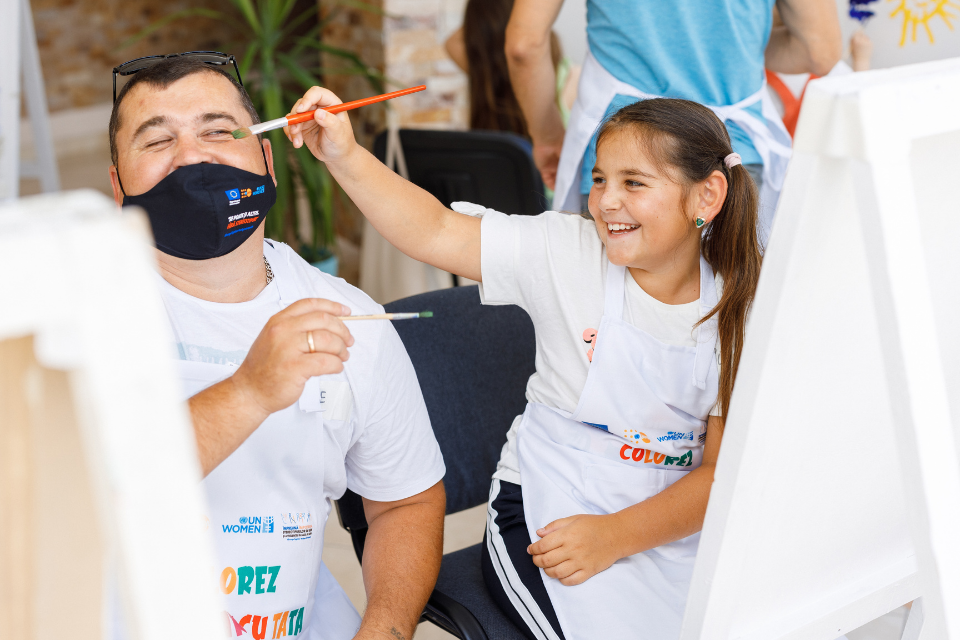 In Moldova, EU4GE supported a painting workshop for fathers and their children. Photo: UNFPA Moldova/ Ion Buga
