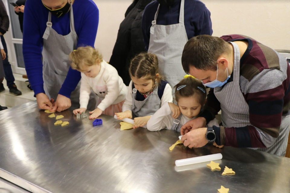To overturn gender stereotypes in Ukraine, EU 4 Gender Equality supports father’s club activities that men can do with their kids, like cookie-baking. Photo: UNFPA Ukraine