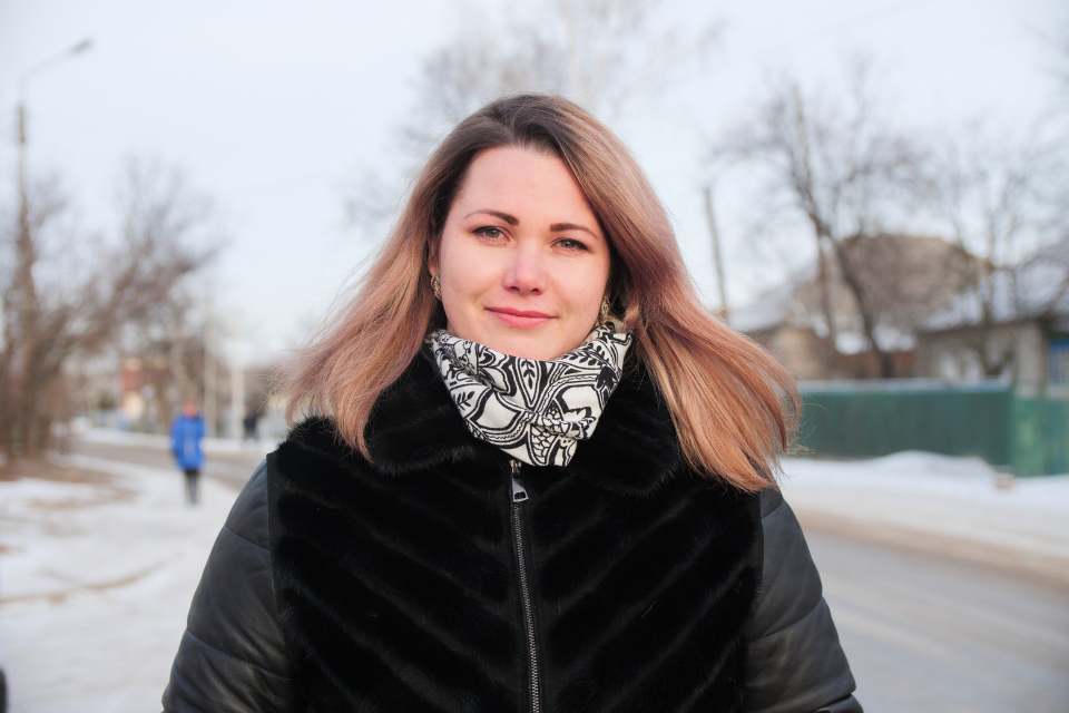 Vitalina Romanenko, a domestic violence survivor and self-help group leader, shares her personal experience to empower and support other women, Pryvillia village, 2021. Photo: UN Women