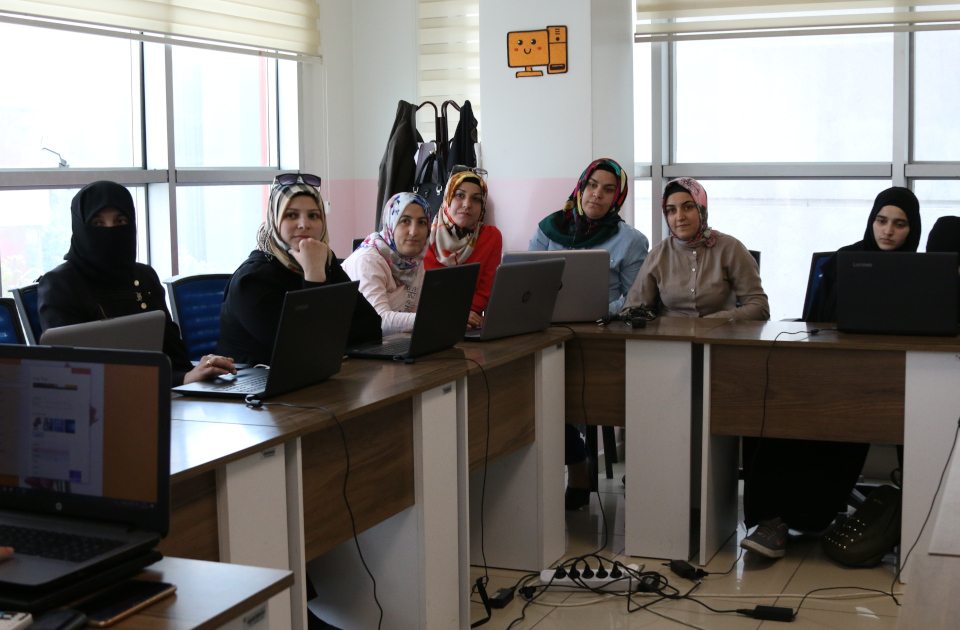 Beneficiaries participating in a computer course. Photo: UN Women/Megumi Iizuka