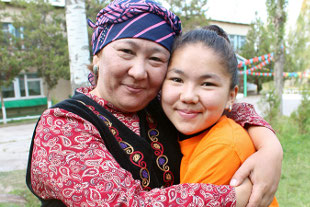 Aigul Alybaeva and her daughter Aiturgan Djoldoshbekova. Photo: UN Women/Theresia Thylin