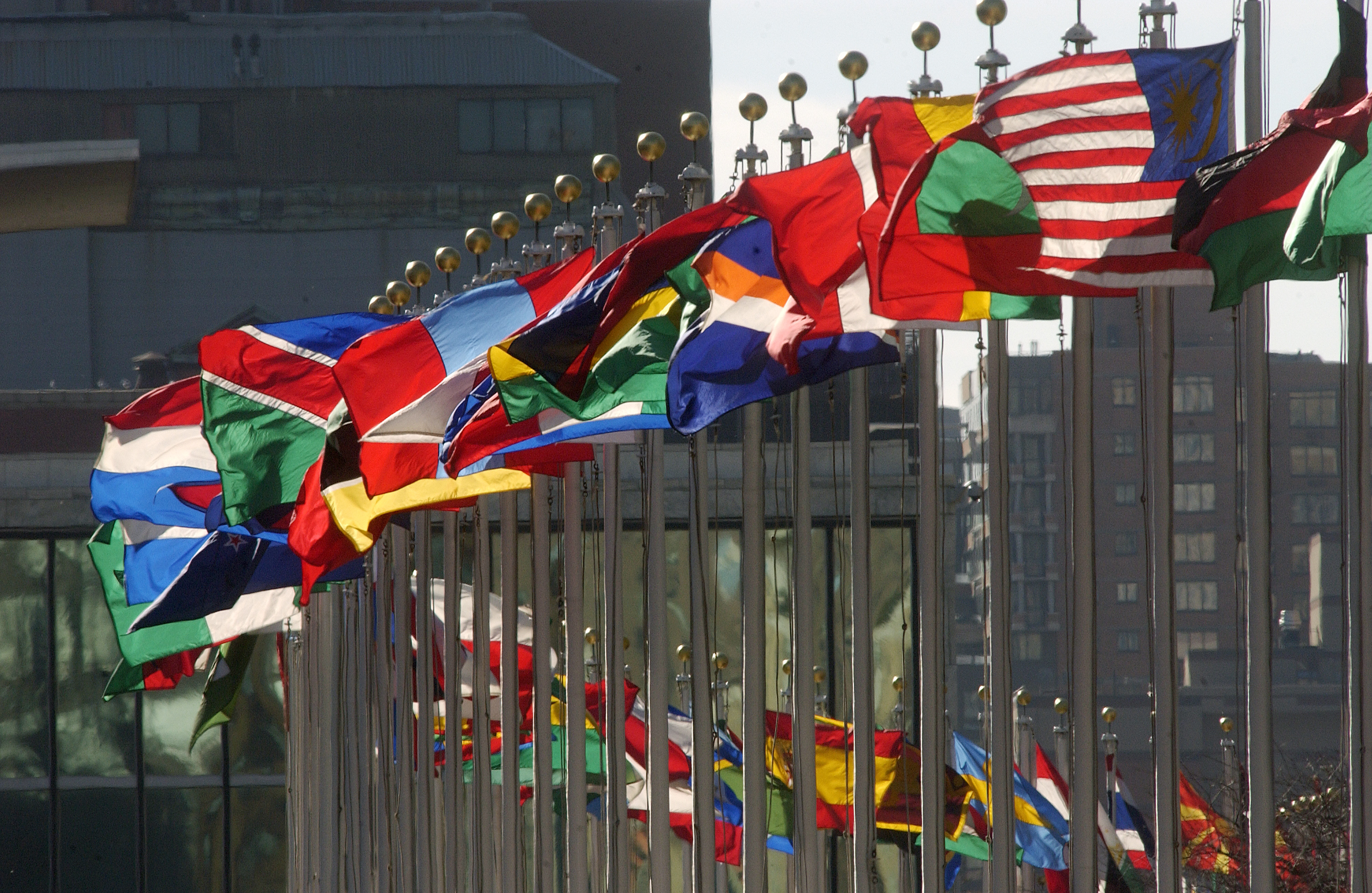 Страны организации оон. ООН. Флаг ООН. Флаги у здания ООН. ООН флаги перед зданием.