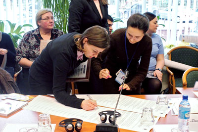 Journalists sign the commitment for a balanced presence of women and men in news