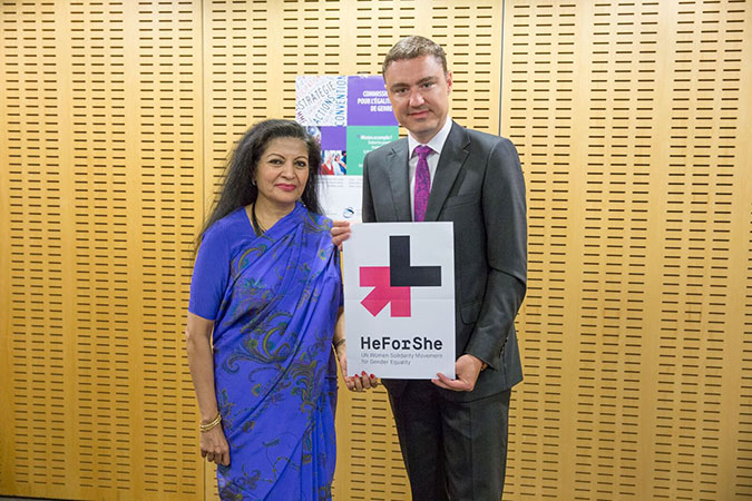 UN Women Deputy Executive Director Lakshmi Puri stands with Taavi Roivas, Prime Minister of Estonia who shows his support for UN Women’s HeForShe campaign. Photo: Council of Europe