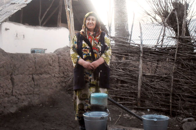 Surayo Mirzoyeva, 41, took part in a self-help group supported by the UN Women project “Empowering abandoned wives of migrant workers in Tajikistan,” which has provided more than 3,000 villagers in Fathobod, Tajikistan, with clean drinking water. Photo: UN Women/Humairo Bakhtiyar