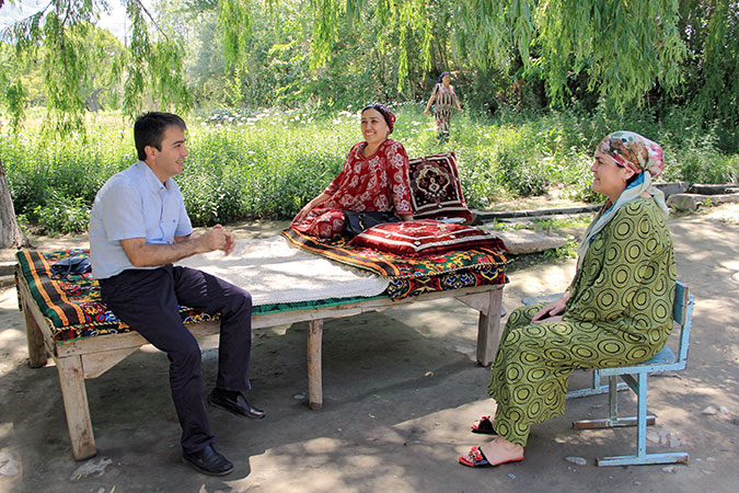 Amir Madamoniv, UN Women Programme Coordinator, meets with women living along the Tajik-Kyrgyz border. Photo: UN Women/Aijamal Duishebaeva