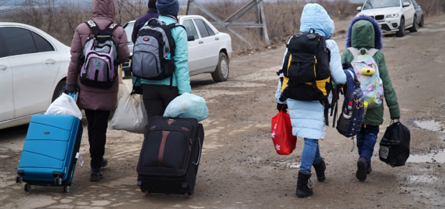 A family fleeing from Odessa heads towards the Galați border crossing in order to get to Romania. Photo: UN Women/Vitalie Hotnogu